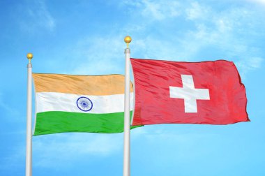 Hindistan ve İsviçre bayrak direkleri ve mavi bulutlu arka planda iki bayrak