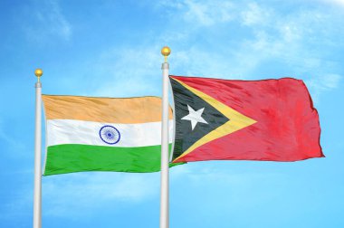 Hindistan ve Timor-Leste Doğu Timor bayrak direkleri üzerinde iki bayrak ve mavi bulutlu gökyüzü arka planı