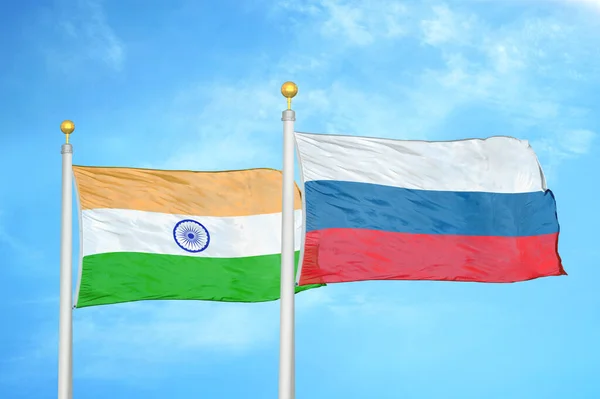 Indien Rusland Flag Flagstænger Blå Overskyet Himmel Baggrund - Stock-foto
