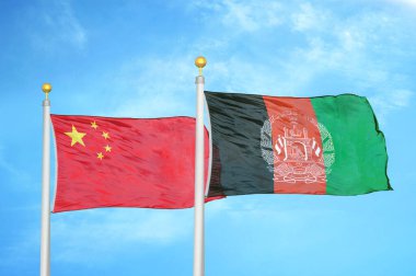 Çin ve Afganistan bayrak direkleri üzerinde iki bayrak ve mavi bulutlu arka plan
