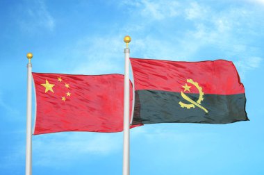 Çin ve Angola bayrak direkleri ve mavi bulutlu arka planda iki bayrak