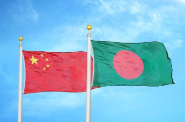 Çin ve Bangladeş bayrak direkleri üzerinde iki bayrak ve mavi bulutlu arka plan