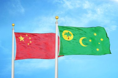 Çin ve Cocos Keeling Adaları bayrak direkleri ve mavi bulutlu arka planda iki bayrak