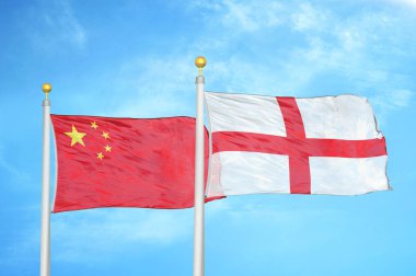 Çin ve İngiltere bayrak direkleri üzerinde iki bayrak ve mavi bulutlu arka plan