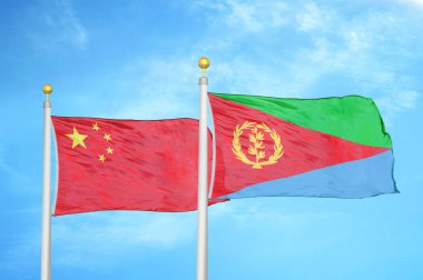 Çin ve Eritre bayrak direkleri üzerinde iki bayrak ve mavi bulutlu arka plan