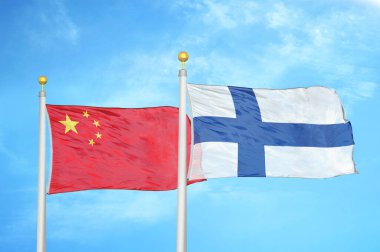 Çin ve Finlandiya bayrak direkleri ve mavi bulutlu arka planda iki bayrak