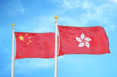 Çin ve Hong Kong bayrak direkleri ve mavi bulutlu arka planda iki bayrak