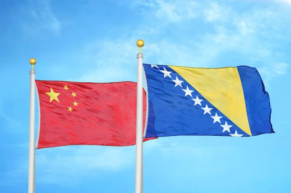 China Bosnia Herzegovina Dos Banderas Sobre Asta Bandera Fondo Azul — Foto de Stock