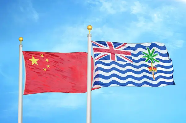 Cina Territorio Indiano Britannico Due Bandiere Pennoni Cielo Azzurro Nuvoloso — Foto Stock