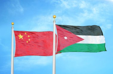 Çin ve Ürdün bayrak direkleri üzerinde iki bayrak ve mavi bulutlu arka plan