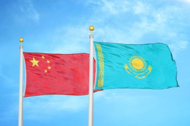 Çin ve Kazakistan bayrak direkleri ve mavi bulutlu arka planda iki bayrak