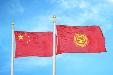Çin ve Kırgızistan bayrak direkleri üzerinde iki bayrak ve mavi bulutlu arka plan