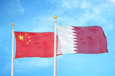 Çin ve Katar bayrak direkleri üzerinde iki bayrak ve mavi bulutlu arka plan