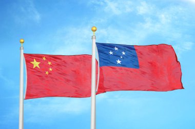 Çin ve Samoa bayrak direkleri üzerinde iki bayrak ve mavi bulutlu arka plan