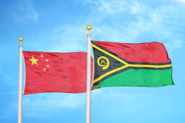 Çin ve Vanuatu bayrak direkleri üzerinde iki bayrak ve mavi bulutlu arka plan
