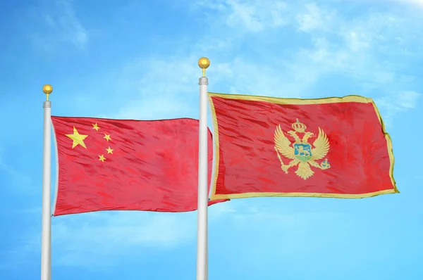 China Montenegro Duas Bandeiras Postes Bandeira Azul Céu Nublado Fundo — Fotografia de Stock