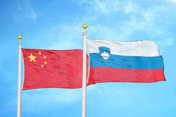 Китай Словения Два Флага Флагштоках Голубом Облачном Фоне Неба — стоковое фото