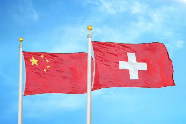 China Suiza Dos Banderas Sobre Asta Bandera Fondo Azul Cielo — Foto de Stock