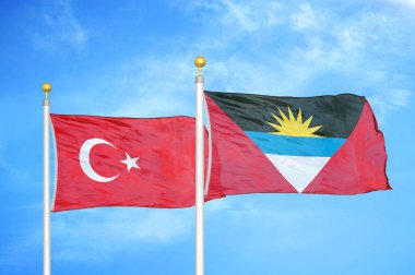 Türkiye, Antigua ve Barbuda bayrak direkleri üzerinde iki bayrak ve mavi bulutlu gökyüzü arkaplanı