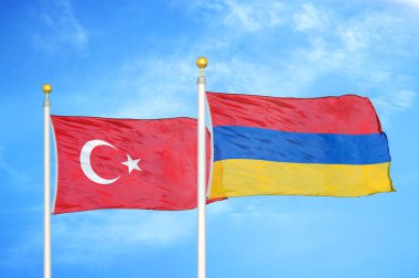 Türkiye ve Ermenistan bayrak direkleri ve mavi bulutlu arka planda iki bayrak