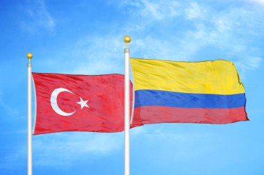 Türkiye ve Kolombiya bayrak direkleri ve mavi bulutlu arka planda iki bayrak
