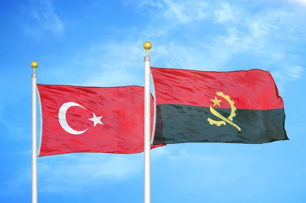 Turquía Angola Dos Banderas Sobre Asta Bandera Fondo Azul Cielo — Foto de Stock