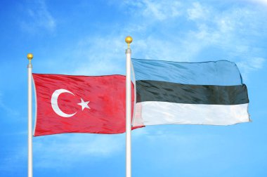 Türkiye ve Estonya bayrak direkleri ve mavi bulutlu arka planda iki bayrak