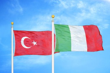 Türkiye ve İtalya bayrak direkleri ve mavi bulutlu arka planda iki bayrak