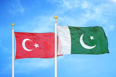 Türkiye ve Pakistan bayrak direkleri ve mavi bulutlu arka planda iki bayrak