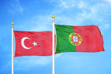 Türkiye ve Portekiz bayrak direkleri ve mavi bulutlu arka planda iki bayrak
