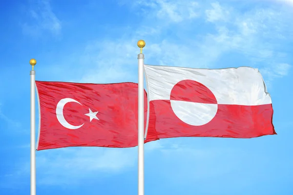 Turki Dan Greenland Dua Bendera Tiang Bendera Dan Biru Langit — Stok Foto
