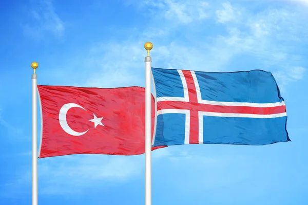 Türkei Und Island Zwei Flaggen Auf Fahnenmasten Und Blauer Bewölkter — Stockfoto