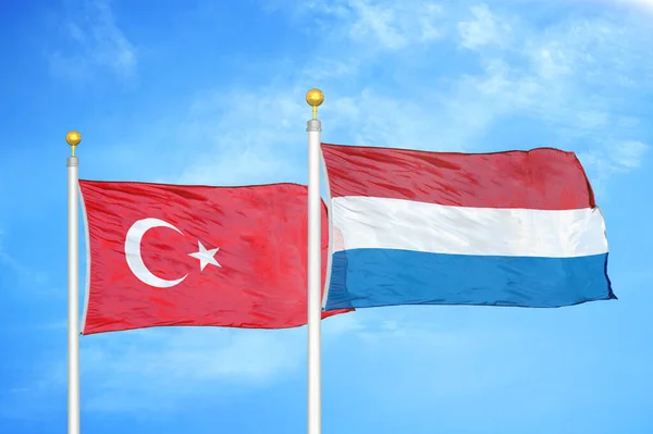 Turquía Los Países Bajos Dos Banderas Sobre Asta Bandera Fondo — Foto de Stock