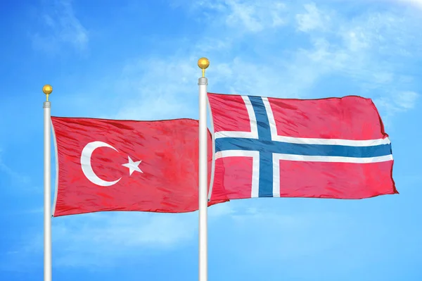 Türkei Und Norwegen Zwei Flaggen Auf Fahnenmasten Und Blauer Bewölkter — Stockfoto