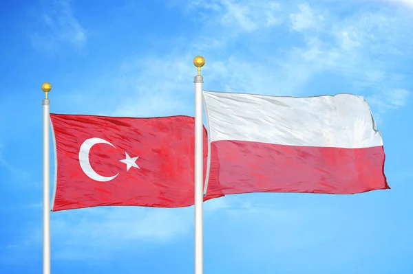 Turquía Polonia Dos Banderas Sobre Asta Bandera Fondo Azul Cielo — Foto de Stock