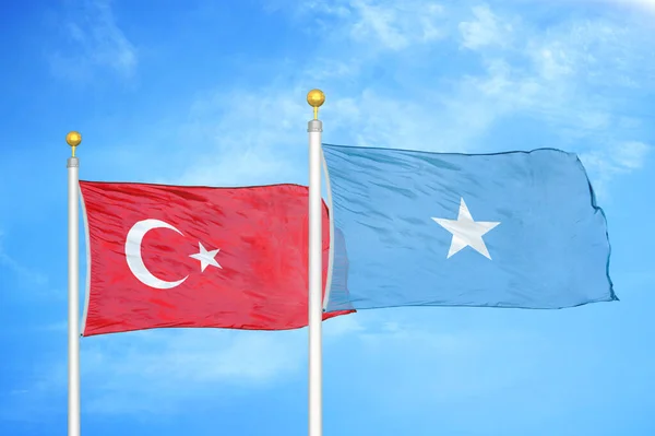 Turki Dan Somalia Dua Bendera Tiang Bendera Dan Biru Langit — Stok Foto