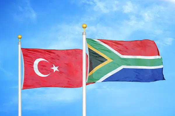 Turquía Sudáfrica Dos Banderas Sobre Asta Bandera Fondo Azul Cielo —  Fotos de Stock