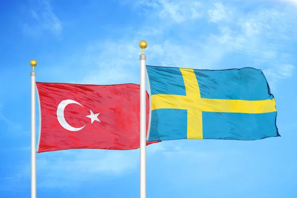 Turquia Suécia Duas Bandeiras Postes Bandeira Azul Céu Nublado Fundo — Fotografia de Stock