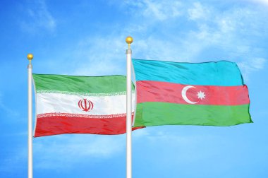 İran ve Azerbaycan bayrak direkleri ve mavi bulutlu arka planda iki bayrak