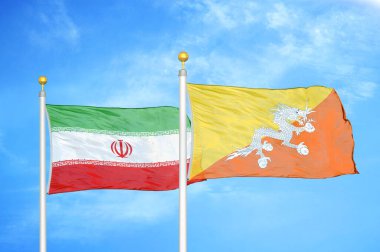 İran ve Butan bayrak direkleri ve mavi bulutlu arka planda iki bayrak