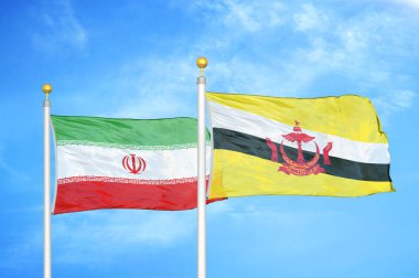 İran ve Brunei Darussalam bayrak direkleri üzerinde iki bayrak ve mavi bulutlu arka plan