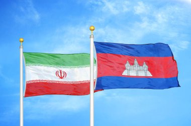İran ve Kamboçya bayrak direkleri ve mavi bulutlu arka planda iki bayrak
