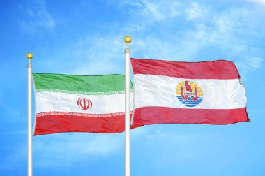 İran ve Fransız Polinezyası bayrak direkleri ve mavi bulutlu arka planda iki bayrak