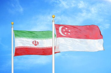 İran ve Singapur bayrak direkleri ve mavi bulutlu arka planda iki bayrak