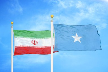 İran ve Somali bayrak direkleri ve mavi bulutlu arka planda iki bayrak