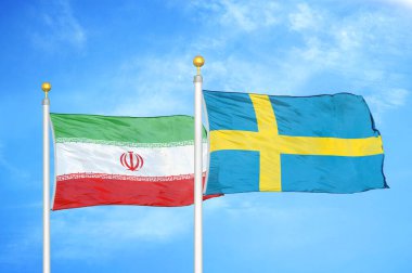 İran ve İsveç bayrak direkleri ve mavi bulutlu arka planda iki bayrak