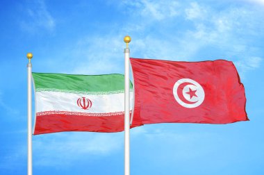 İran ve Tunus bayrak direkleri ve mavi bulutlu arka planda iki bayrak