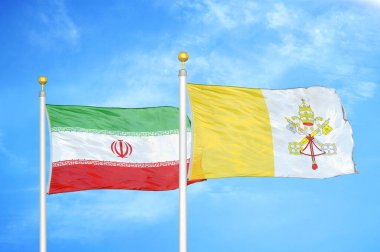 İran ve Vatikan bayrak direkleri ve mavi bulutlu arka planda iki bayrak