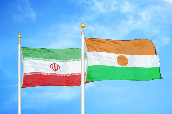 Iran Niger Twee Vlaggen Vlaggenmasten Blauwe Bewolkte Lucht Achtergrond — Stockfoto