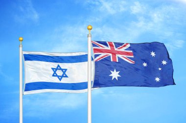 İsrail ve Avustralya bayrak direkleri ve mavi bulutlu arka planda iki bayrak